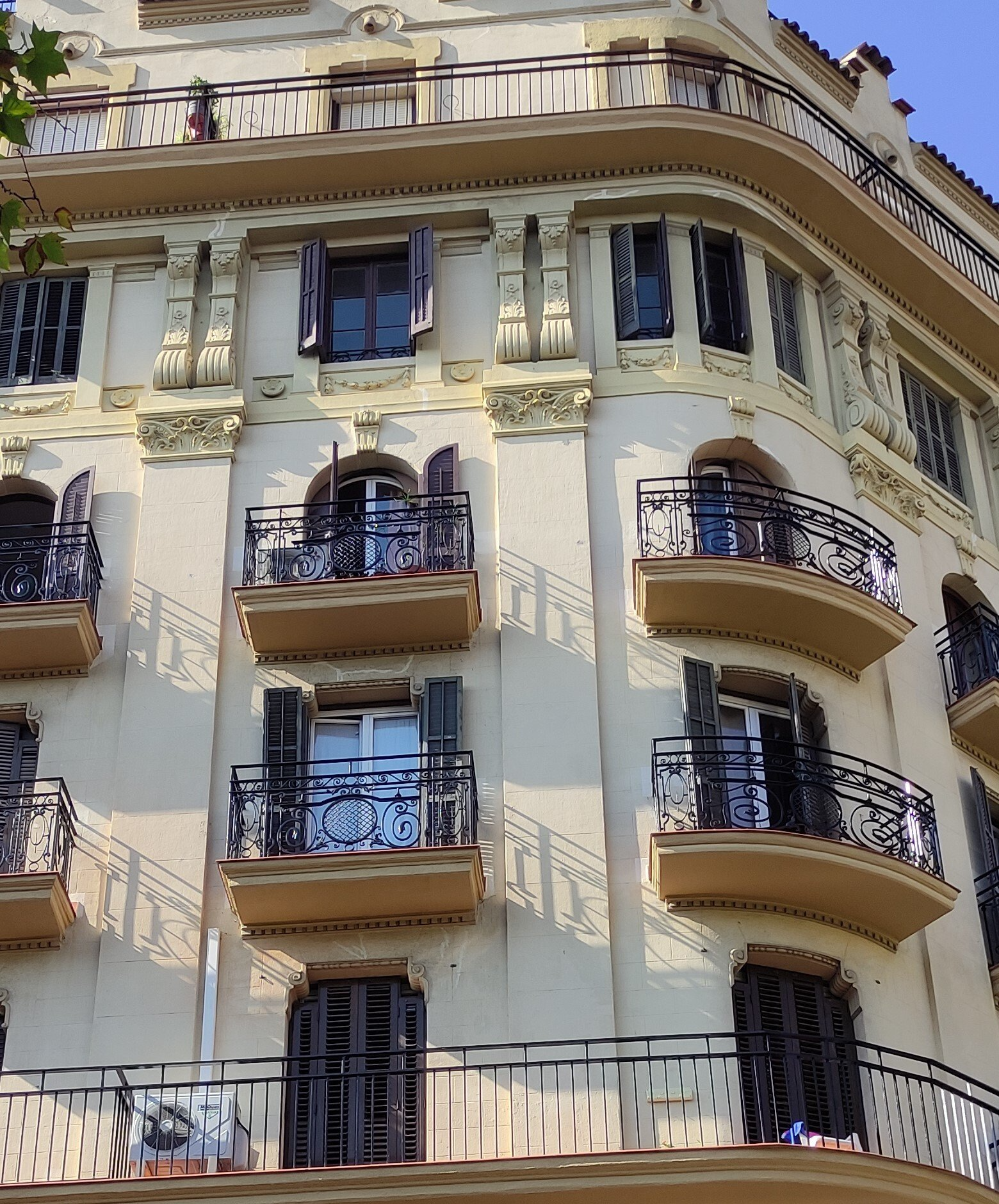 Restauración de balcones en fachadas catalogada. Rehabilitación de fachada en BARCELONA