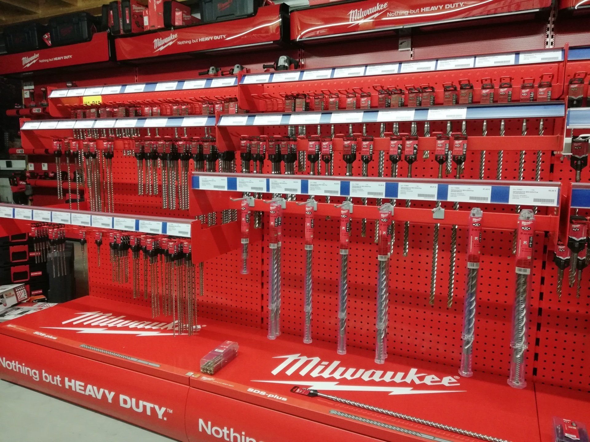 Perfekte MILWAUKEE Produktpräsentation von SDS-Plus Hartmetallbohrern MX4 mit 4 Hartmetallschneiden