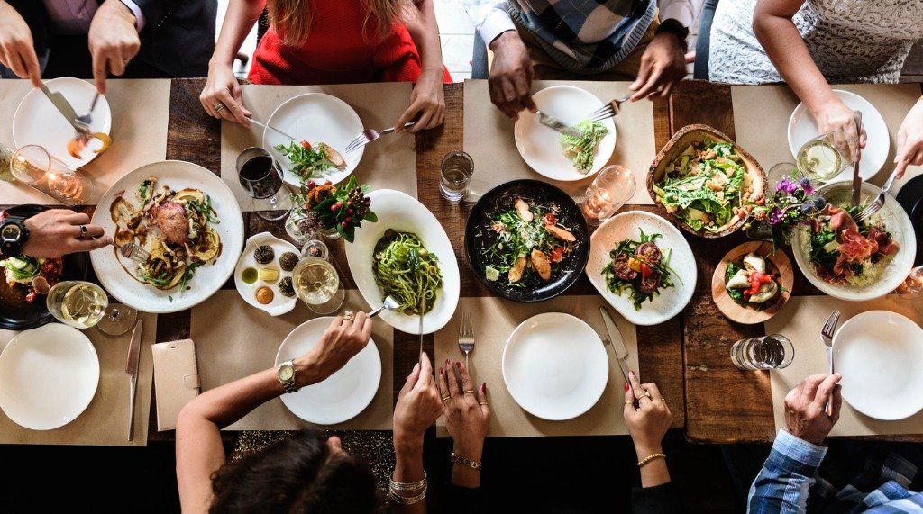 Essen mit Freunden an Tisch
