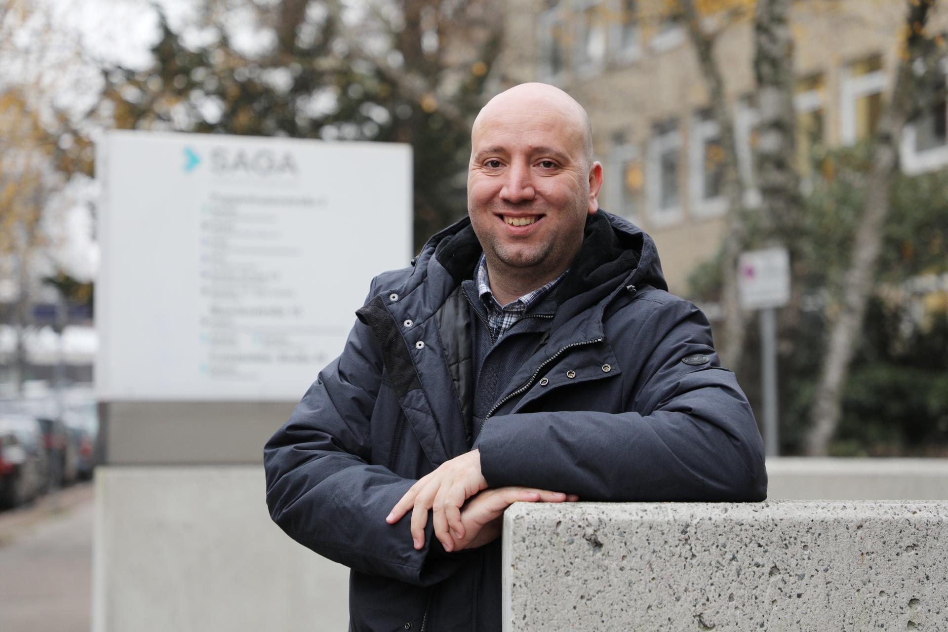 Sobhe Rashdan vor dem SAGA-Gebäude