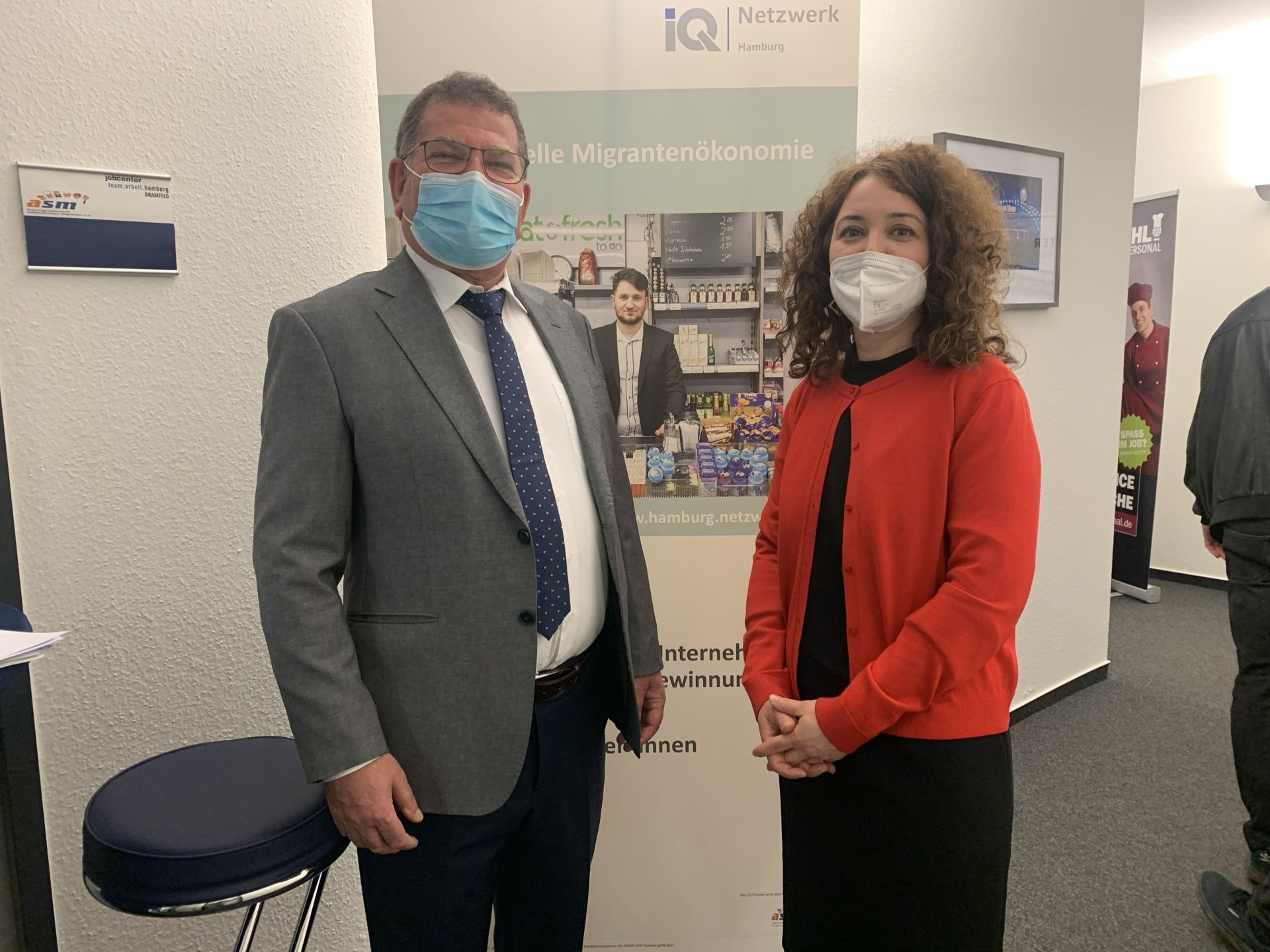 Ausstellungsteilnehmende mit Maske