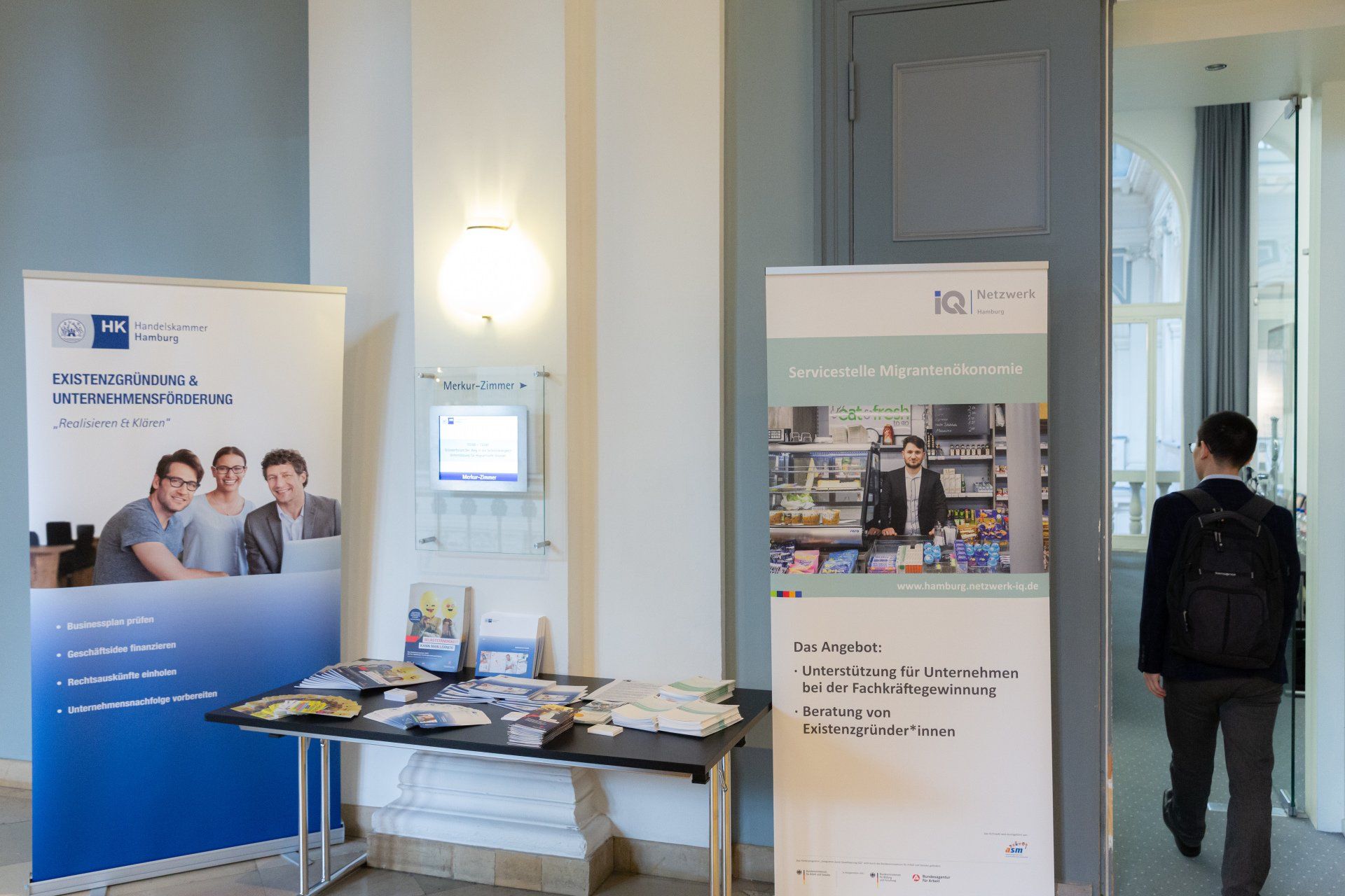 Infostand vor dem Veranstaltungsraum in der Handelskammer