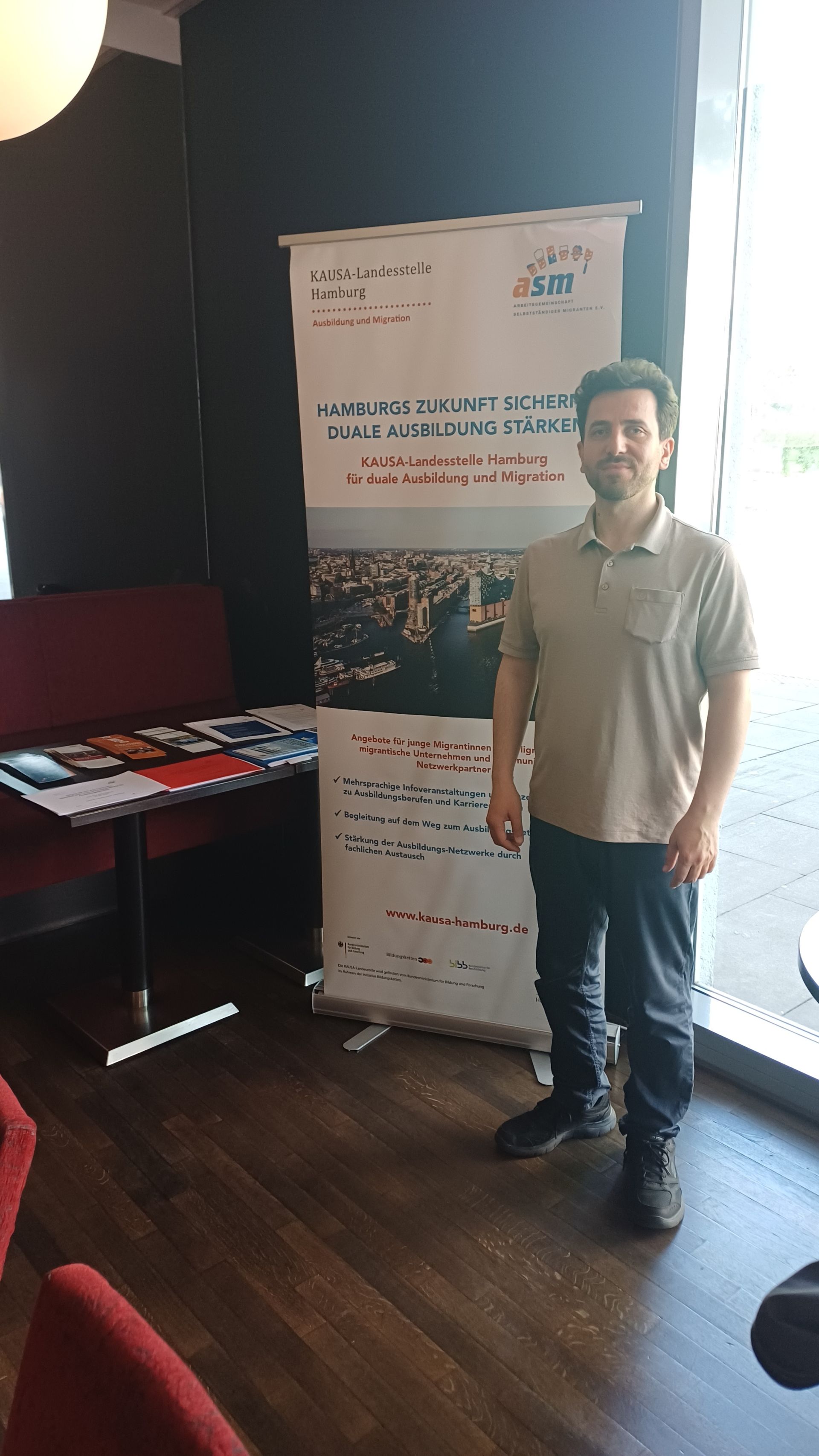ASM-Mitarbeiter Süleyman Demirci am Infostand von ASM.