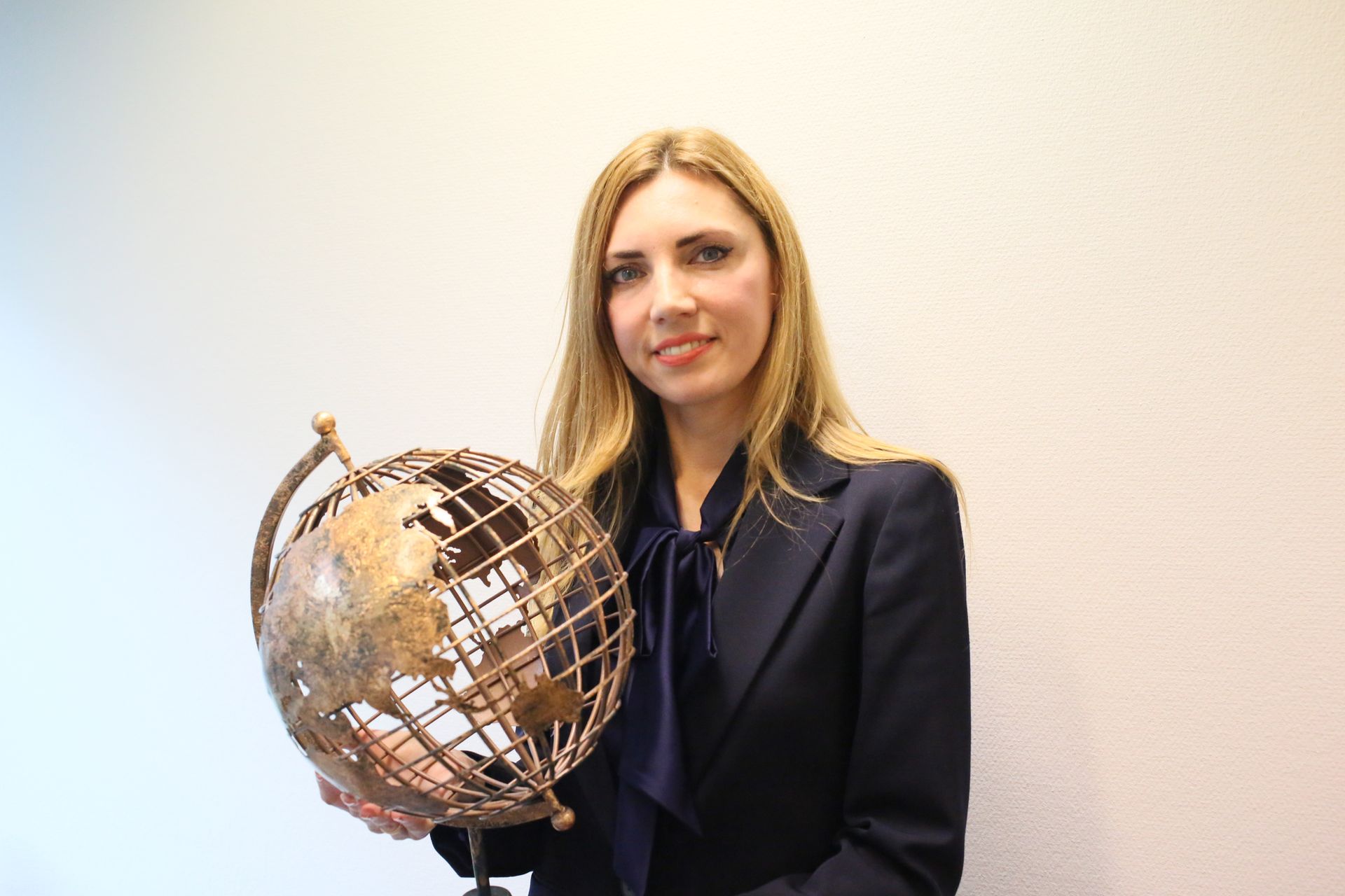 Frau hält Weltkugel