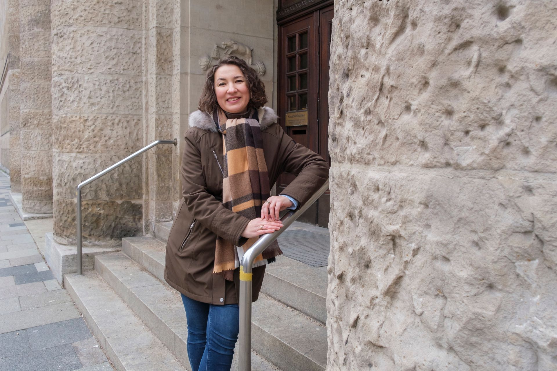 Sobhe Rashdan vor dem SAGA-Gebäude