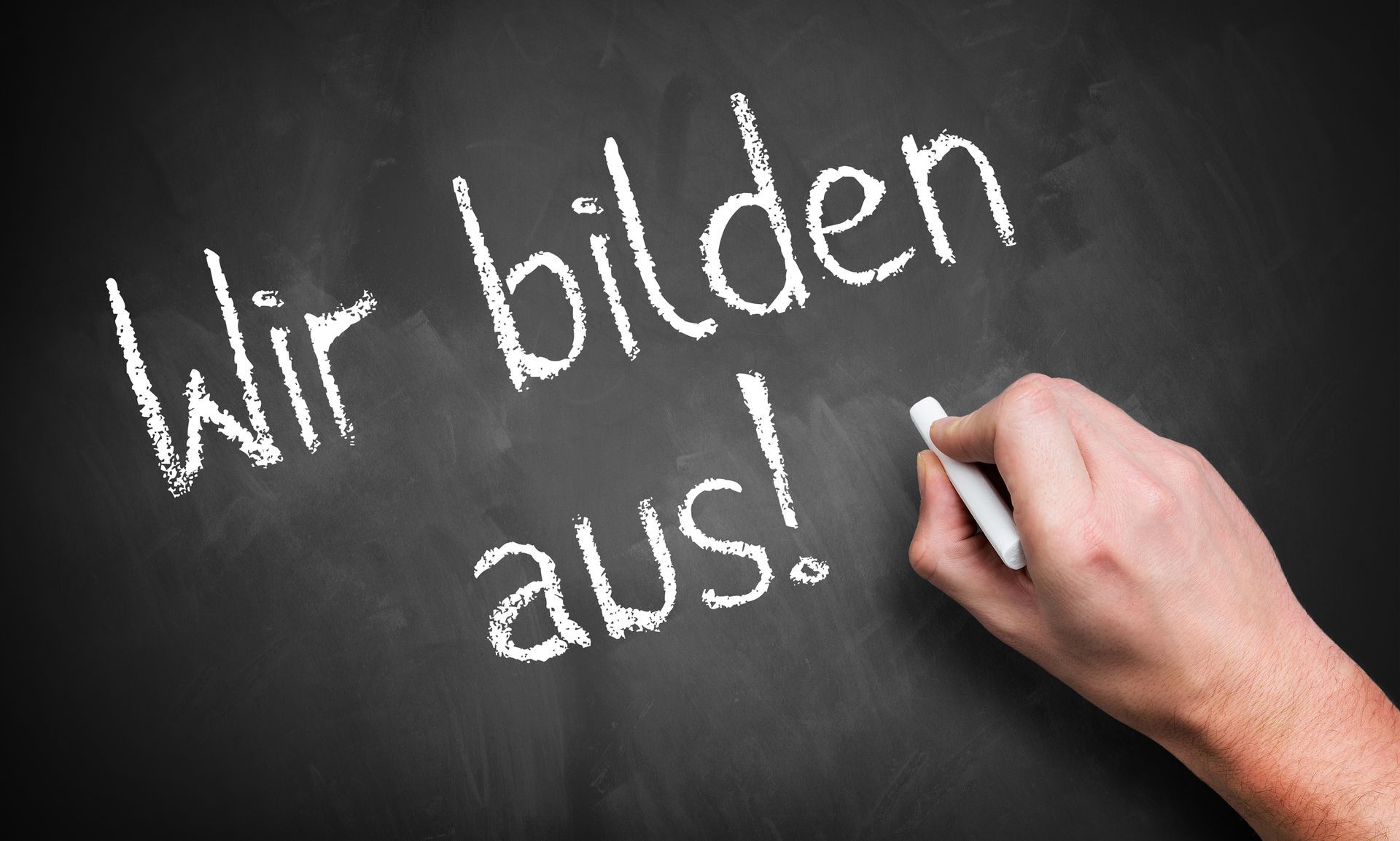 Mehrere Frauen sitzen an einem Tisch und reden.