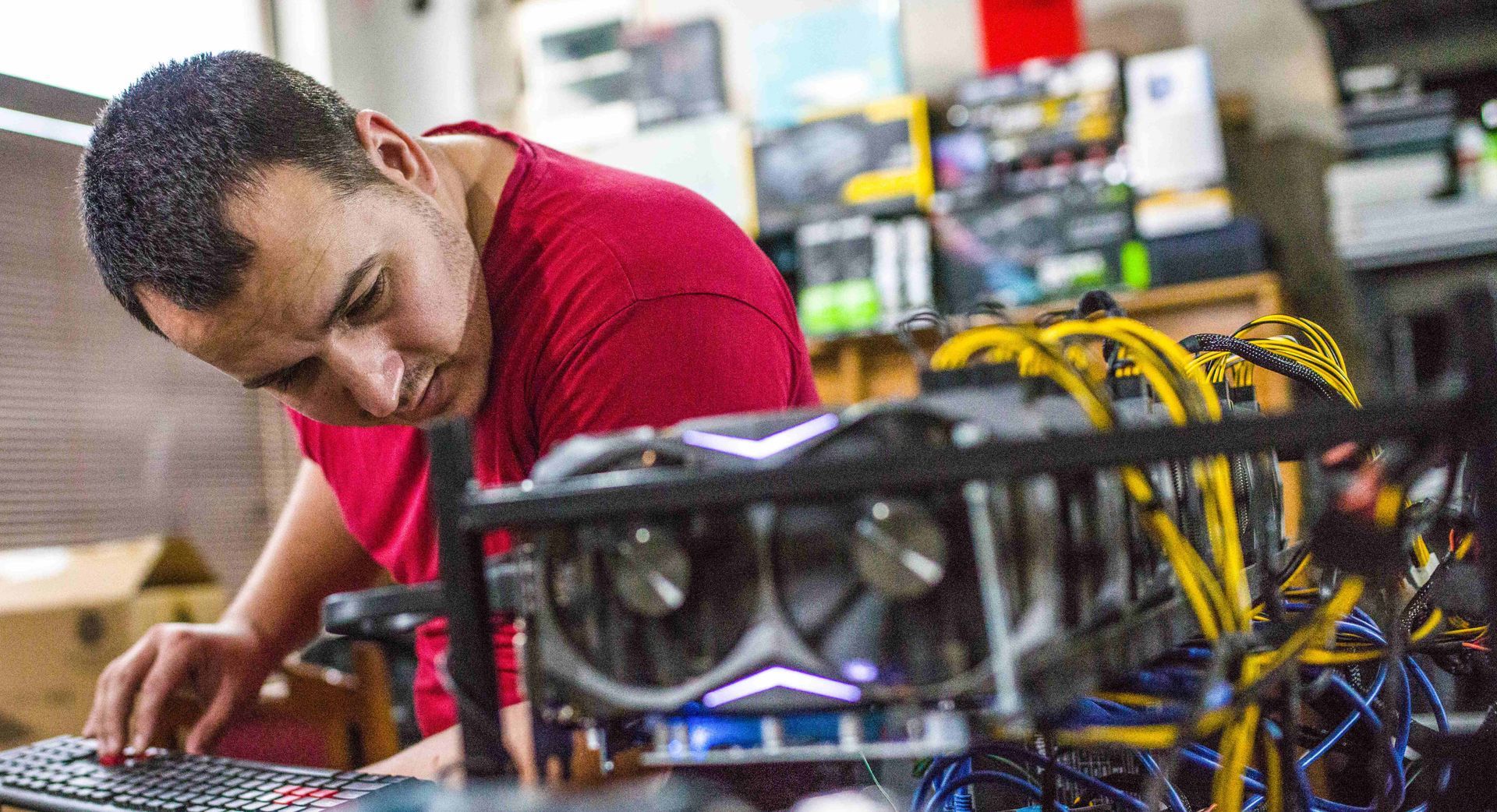 Mann arbeitet in Werkstatt an Elektronik.