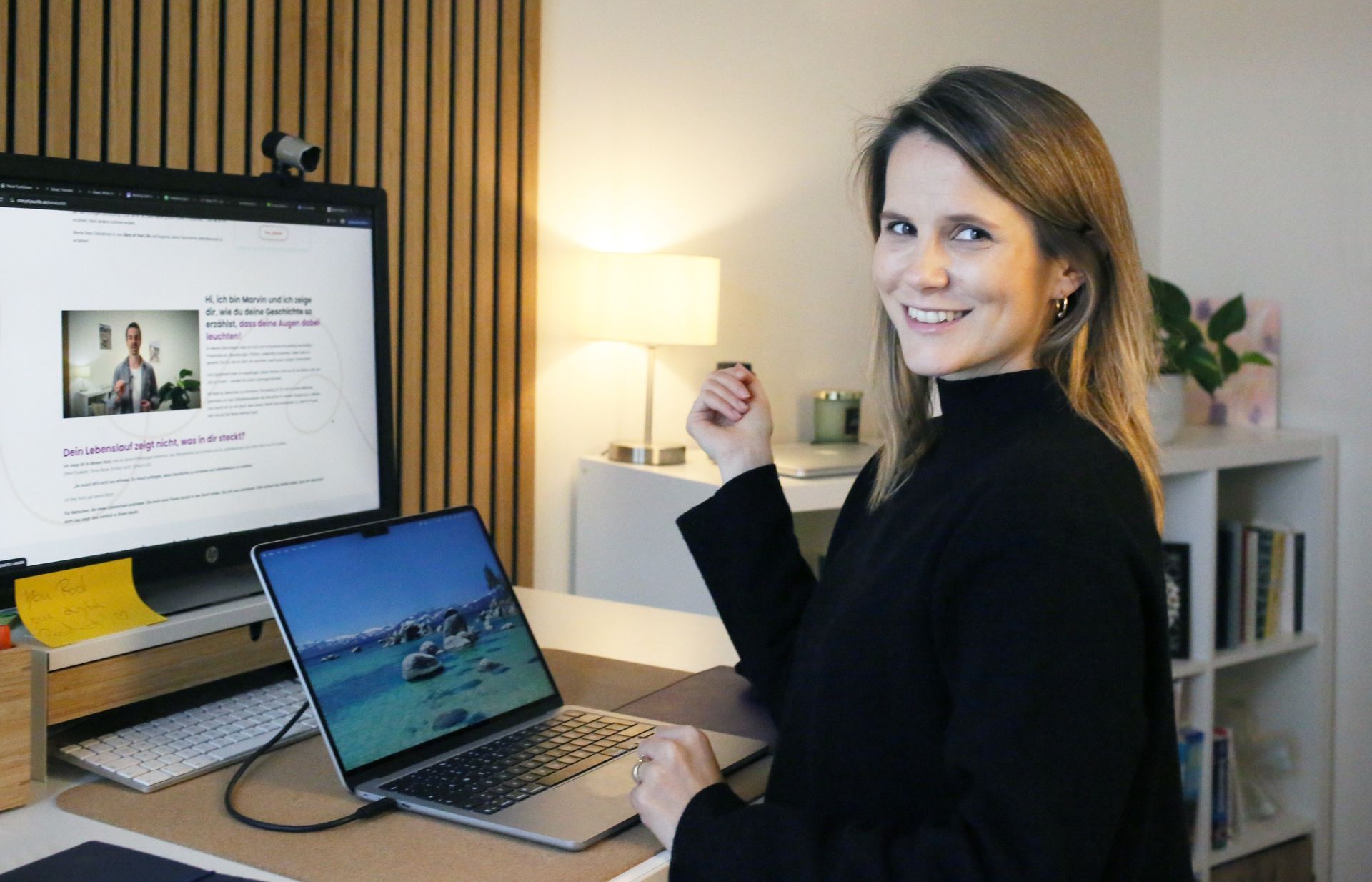 Frau steht am Schreibtisch