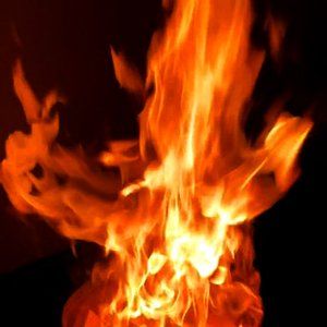 Feuer fuer die Schmelze des Glases und durch das verbrennen des Holzes entstandene Asche wird fuer die Pattasche Herstellung benötigt.,wird