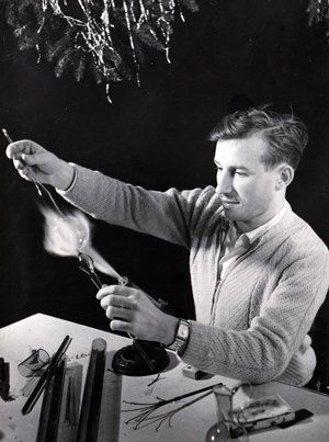 Günter Bäz bläst bei einem Glaskännchen die Kugel