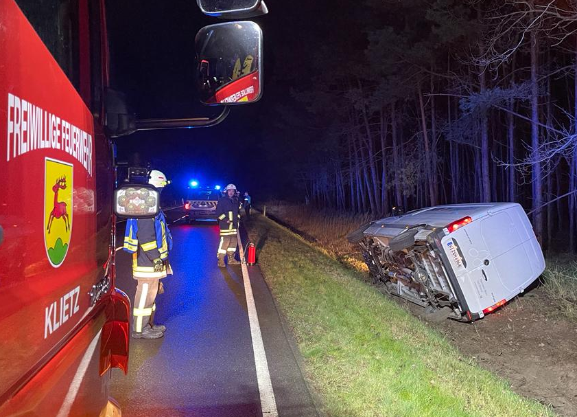 Die Wehr half bei der Bergung des Transporters. Foto: FF Klietz