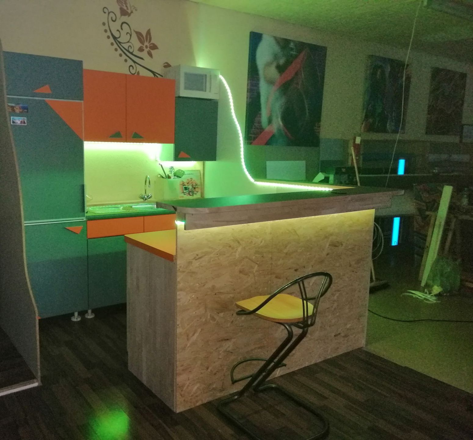 Küchenfronten, Arbeitsplatte mit Di-Noc Folien modernisiert. Mit verschiedenen Farben kombiniert.