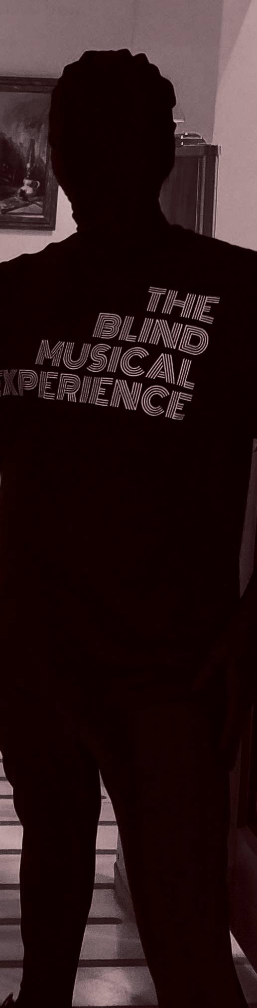 Un personaje que caracteriza las sensaciones y las emociones que interactúan dentro de la escena de The Blind Musical Experience gossipss