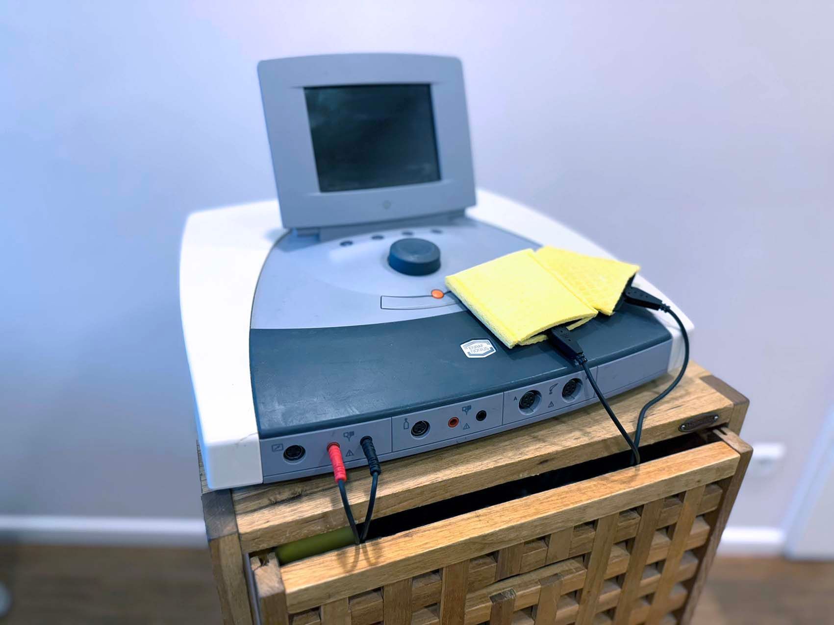 Ultraschalltherapie, ein Verfahren der Physikalischen Therapie, wird primär zur Schmerzbehandlung und Förderung von Heilungsprozessen