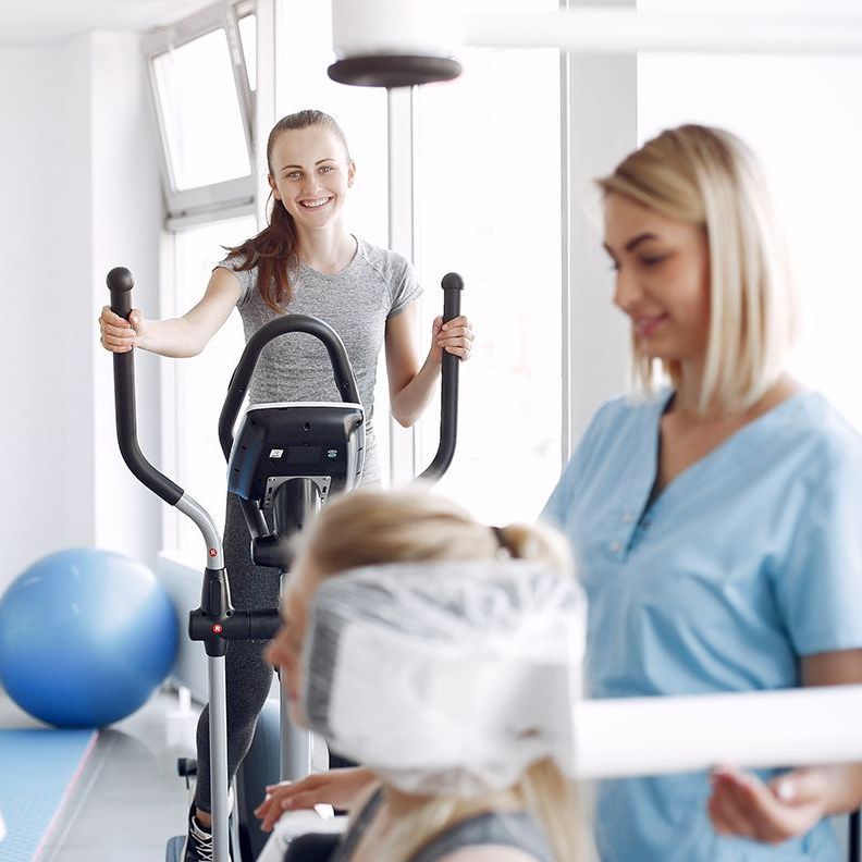 Krankengymnastik an Geräten in der Reha am Tempelhofer Hafen, Berlin