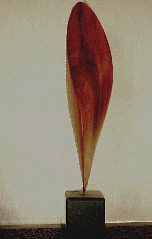 gewundenes Segel aus Pflaumenholz