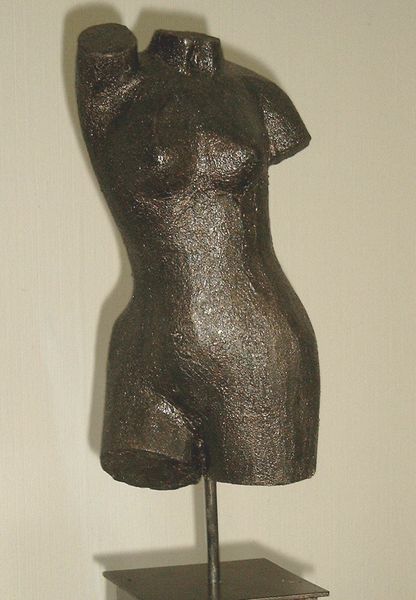 Skulptur einer Frau broncefarben