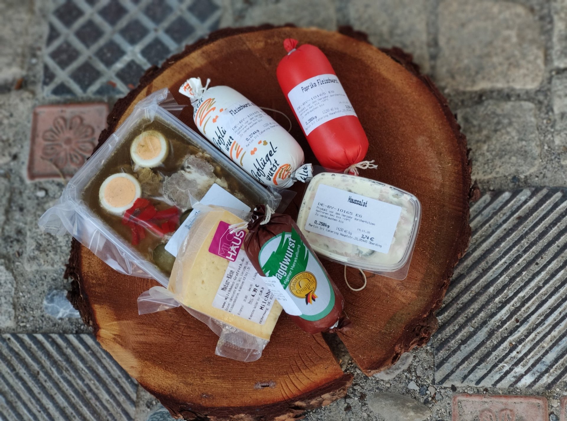 Wurst und Käse beim Falterbauer