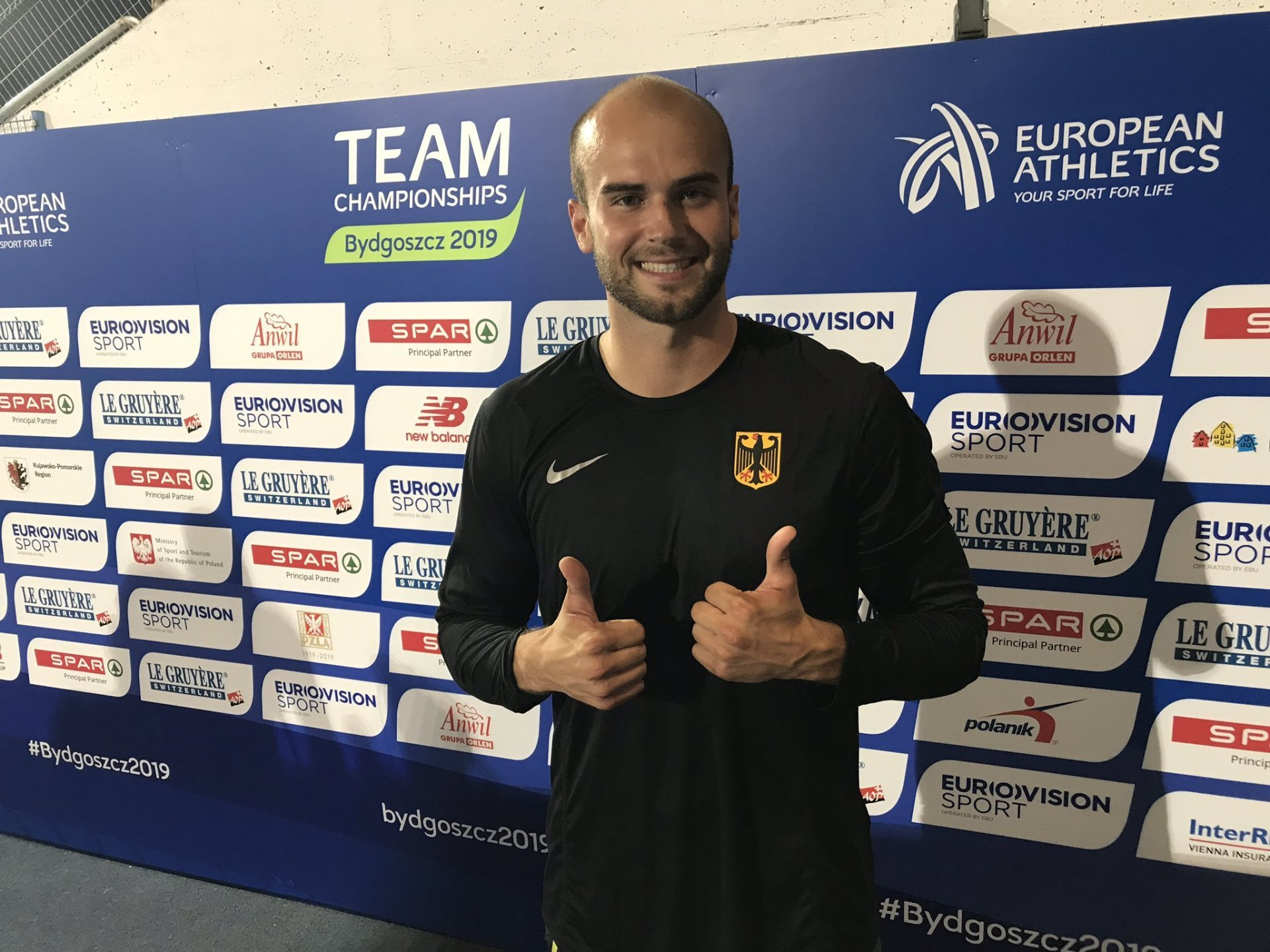 Foto: Julian als Sieger bei der Team EM 2019 in Bydgoszcz/Polen (Quelle: Twitter/Leichtathletik.de)