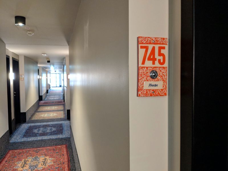 Klingelschild in rot neben einer Tür