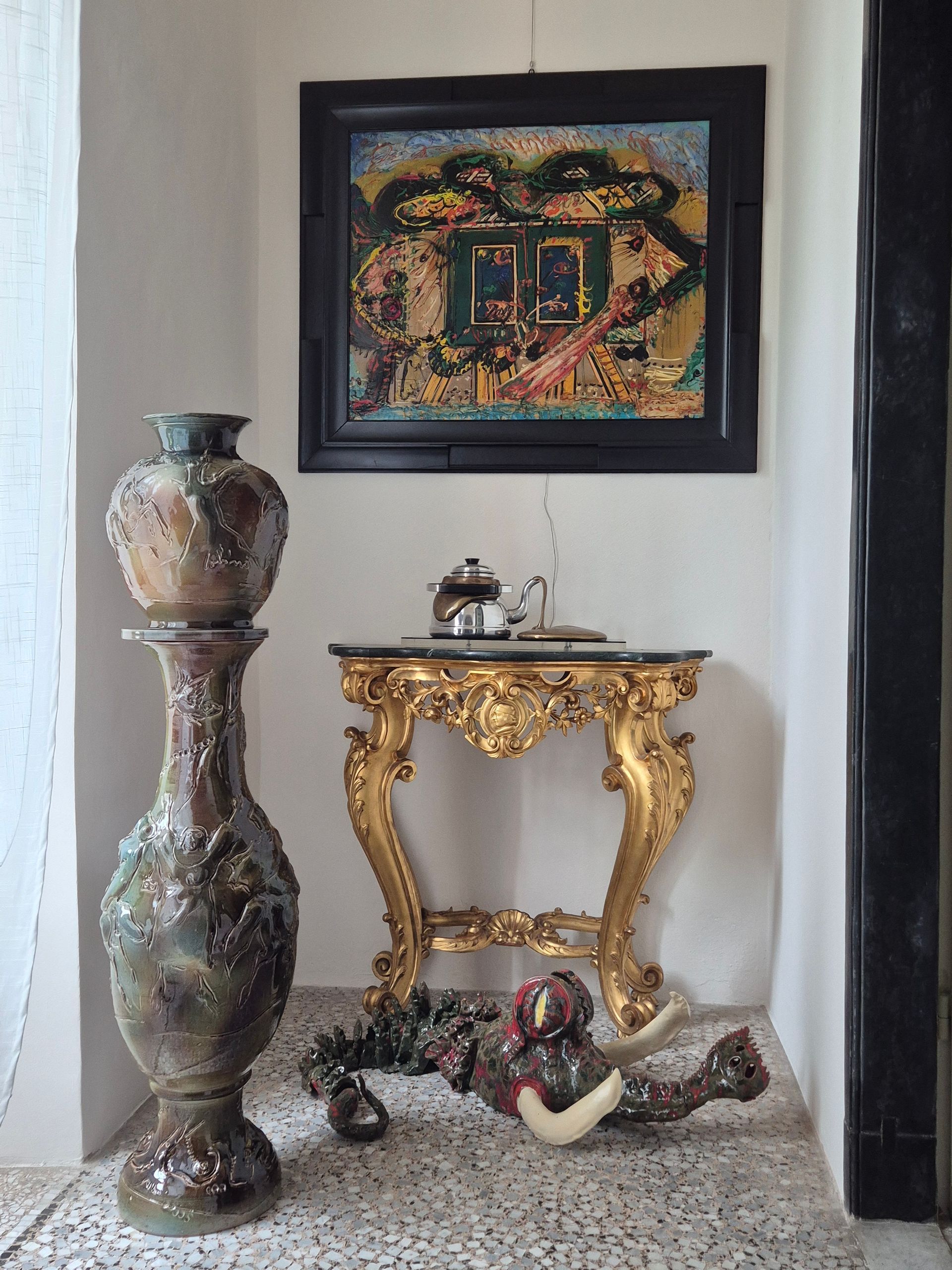 Tavolino, anfora, vaso, quadro, scultura di una galleria d'arte