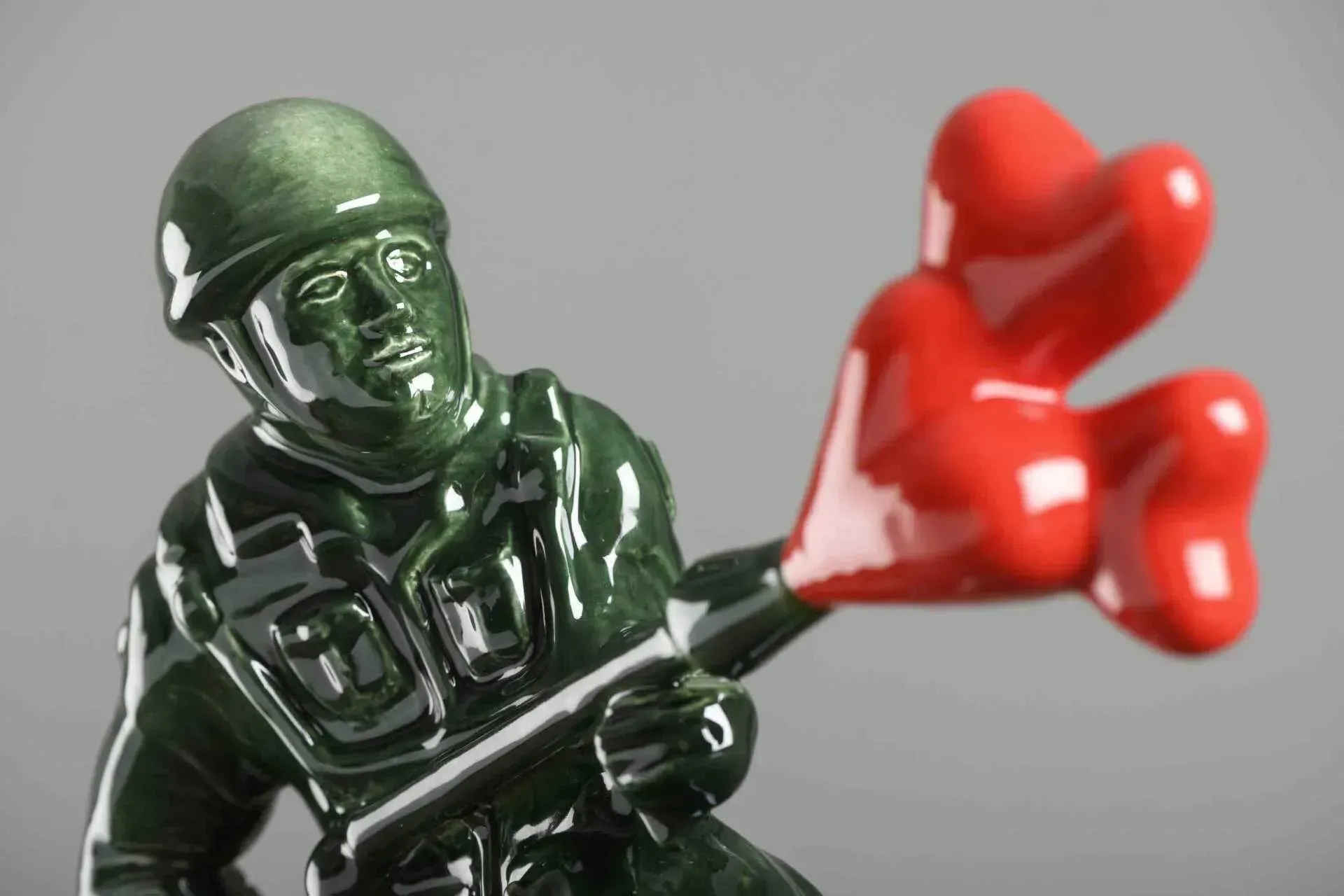 Statua di un soldato che spara dei cuori.