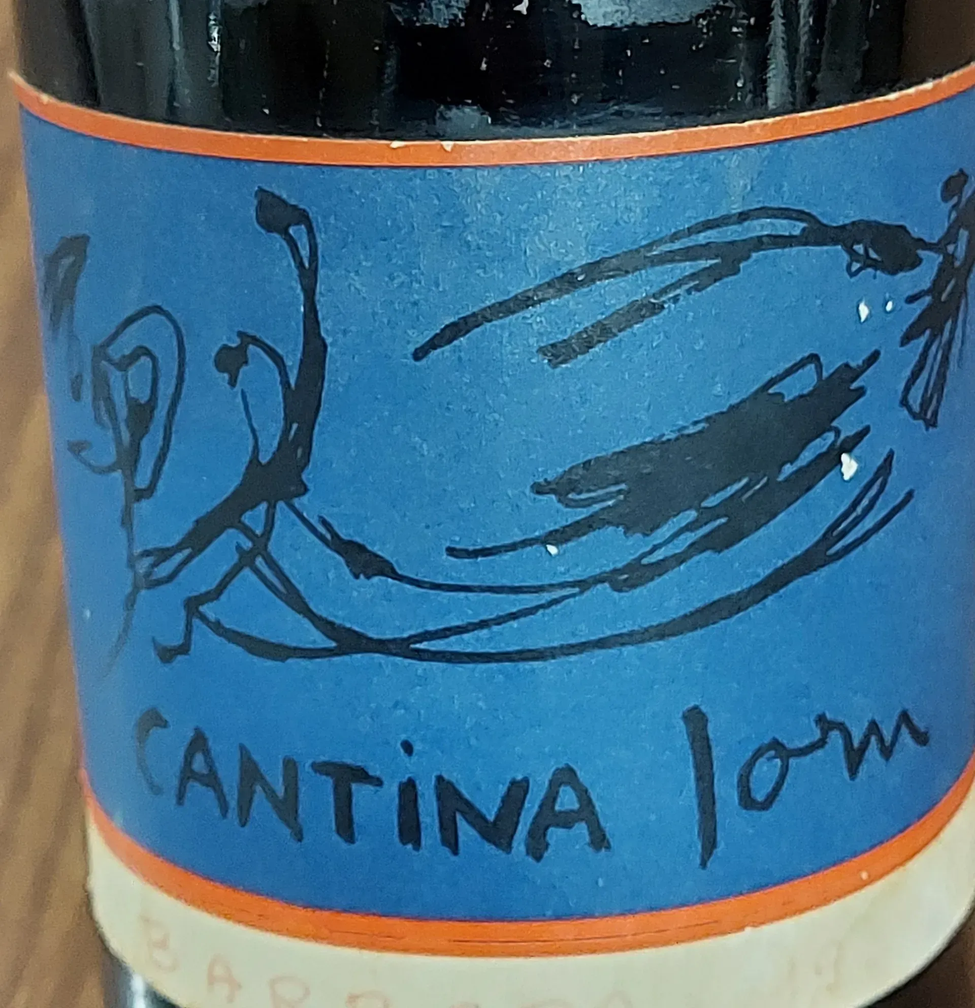 Etichetta stampata su bottiglia di vino.