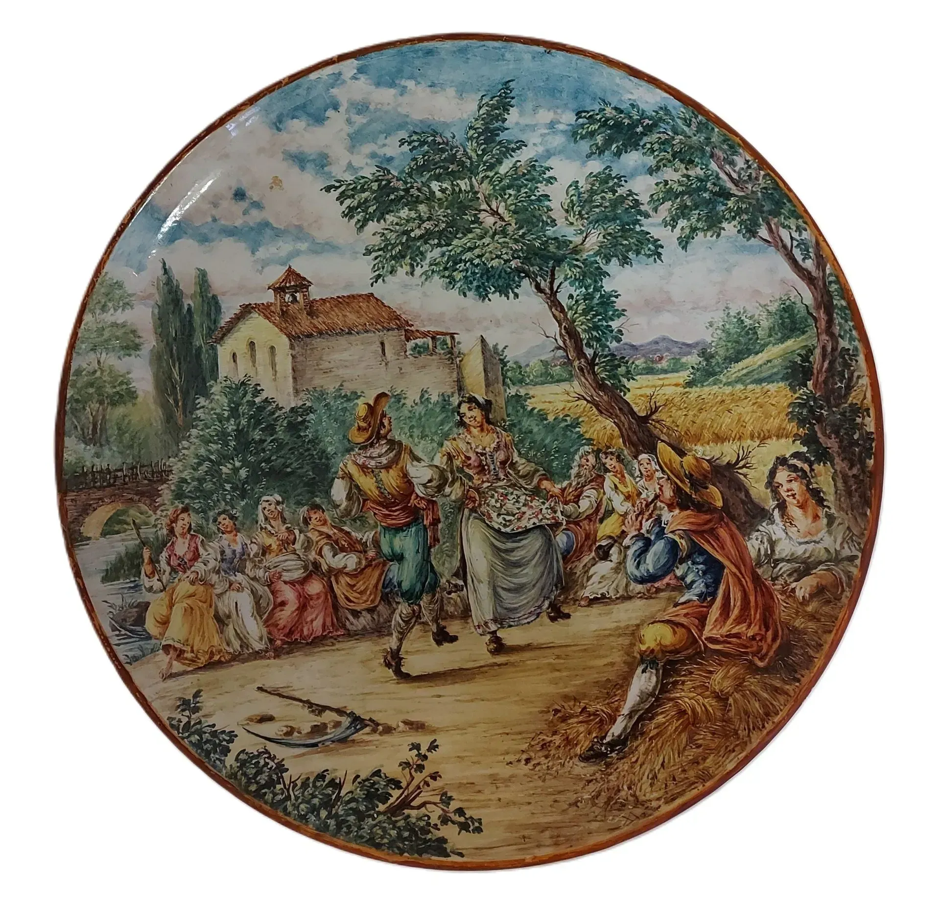Disegno su piatto che rappresenta un paesaggio campestre e delle persone che guardano una coppia che balla.