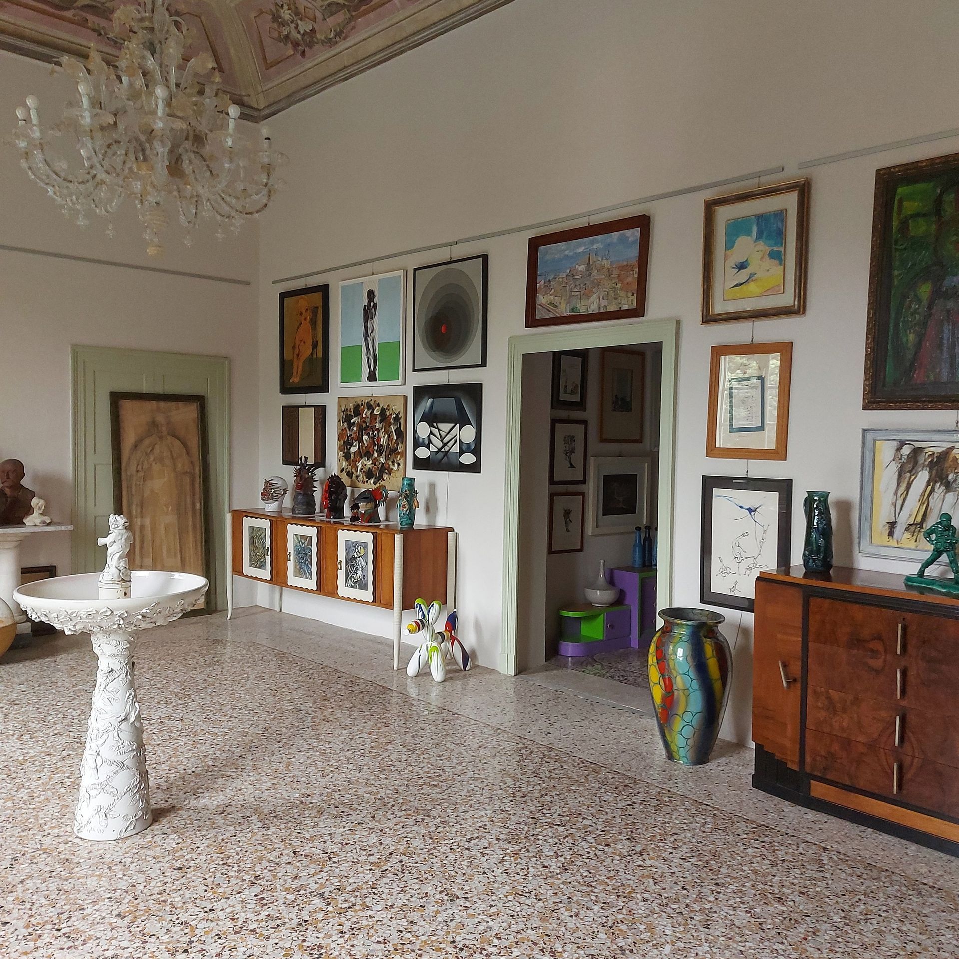 Sala con esposti quadri e opere d'arte