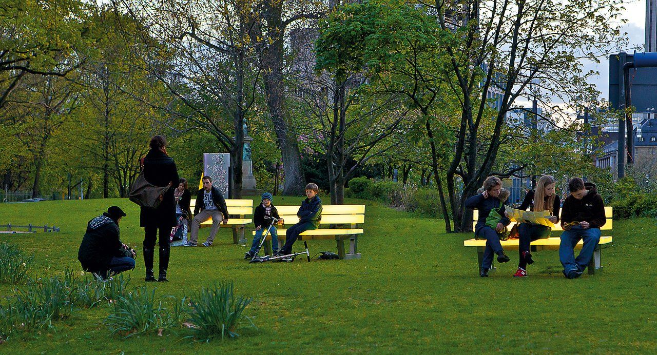 Licht lockt Leute - Lightcubeobjetcs.com Lightbenches in frankfurt public art