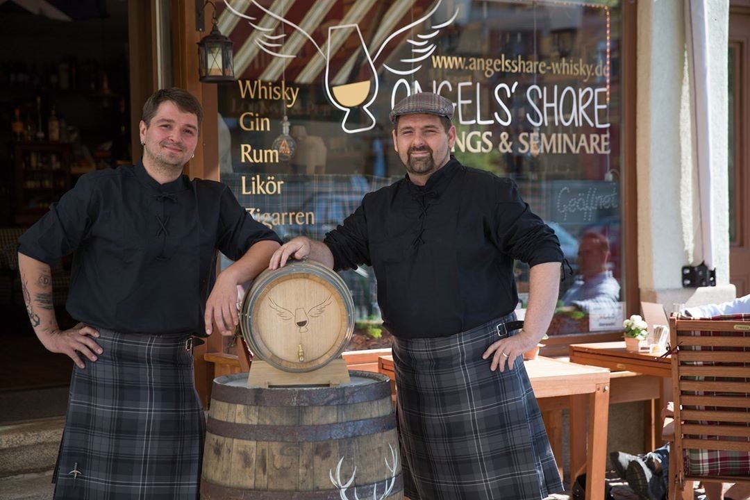 Angelsshare - Filiale in Greiz; Stephan Roth (rechts), Manuel König (links) Angelsshare - Filiale in Greiz; Stephan Roth (rechts), Manuel König (links)