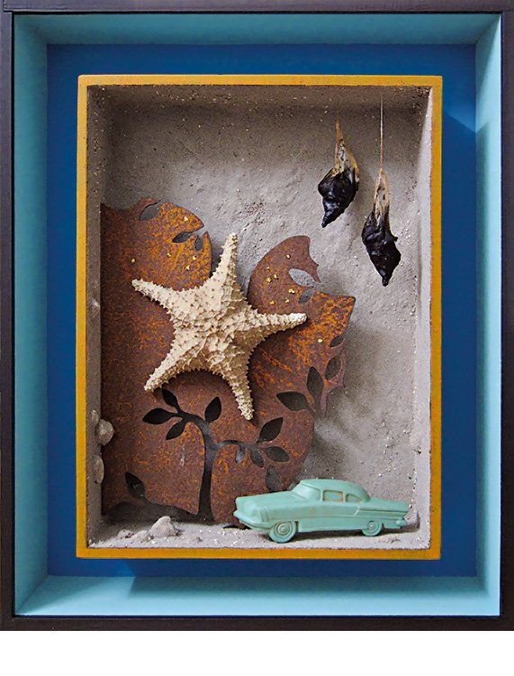 Objekt; Assemblage; Skulptur; Dinge; Gegenstand; Objekte; Fundstücke; Seestern; Auto; Sand; Meer; Strand; Blätter