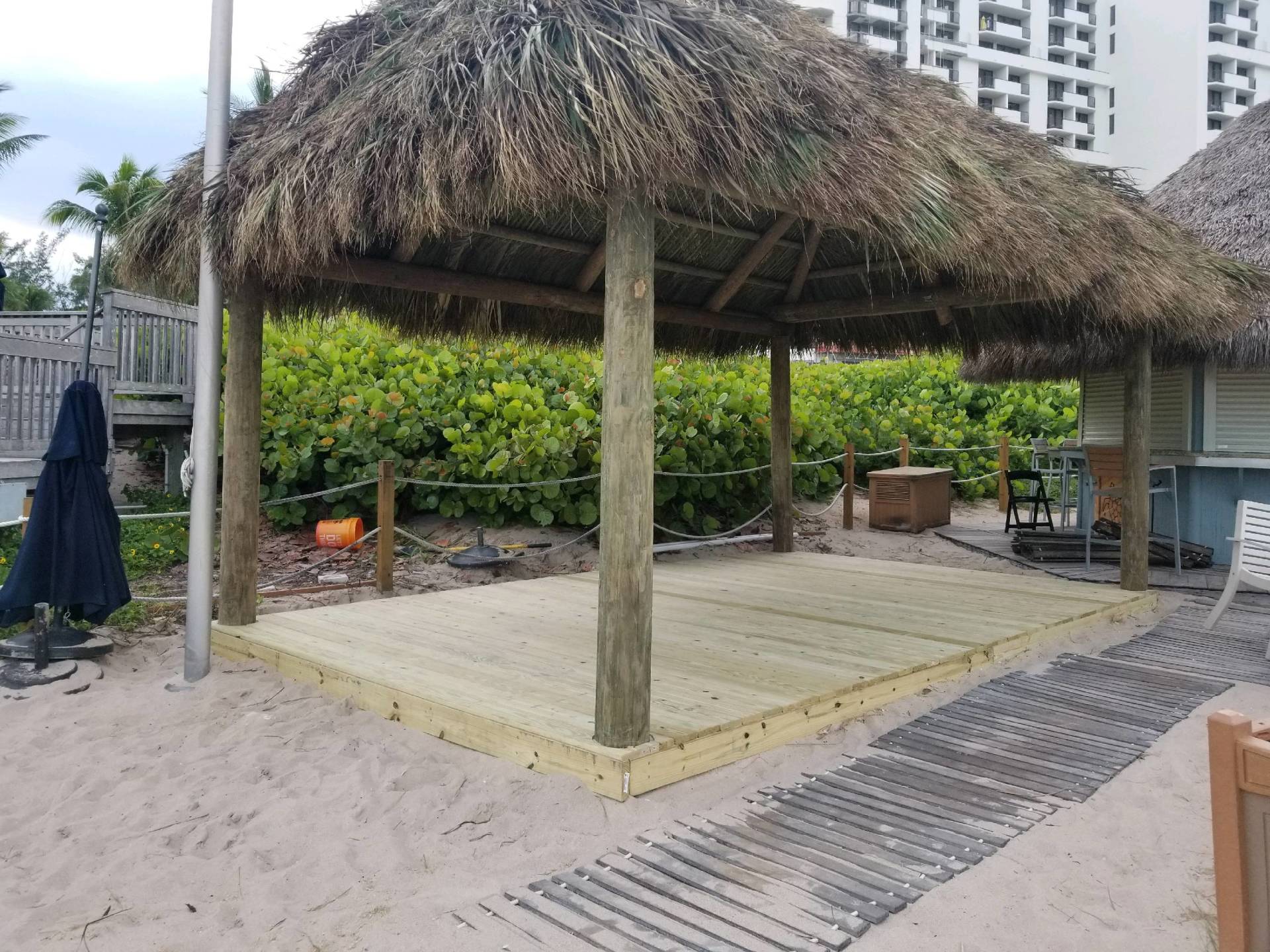 Marriott-Tiki-Bar-Decking
