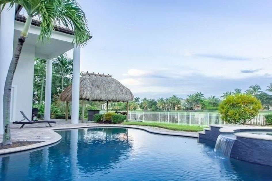 Luxury-Poolside-Tiki-Hut