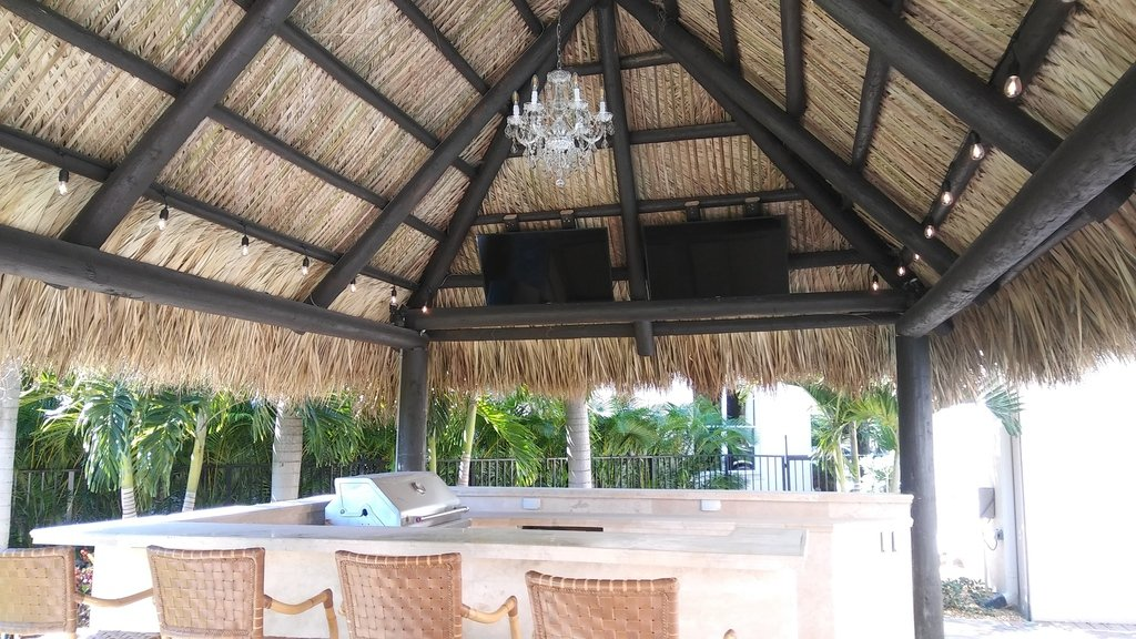 Outdoor-kitchen-and-grill-area-barstools-with-bar-tiki-bar