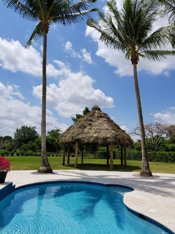 Poolside-TikiHut