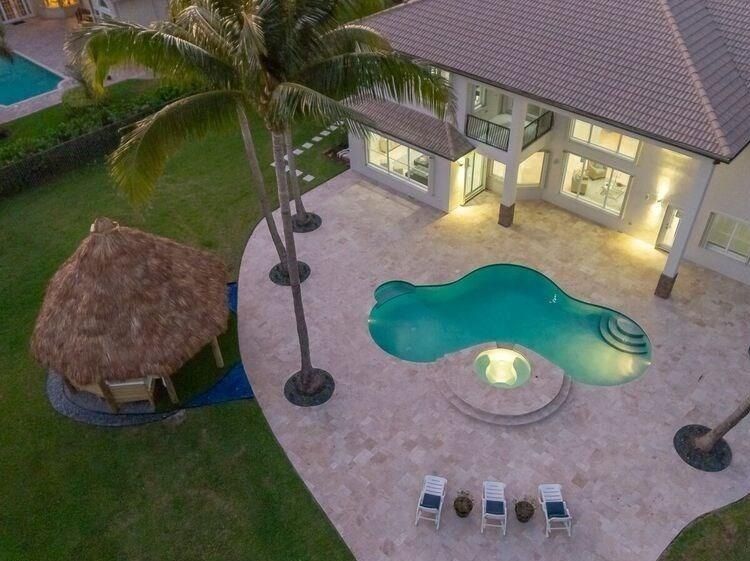 Poolside-TikiHut