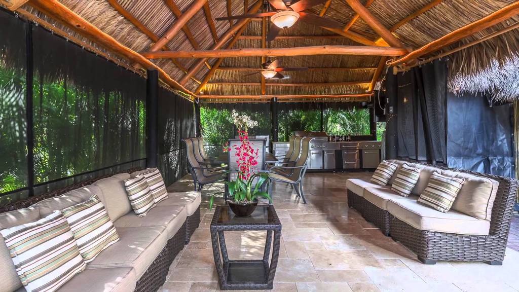 Enclosed-Tiki-Hut