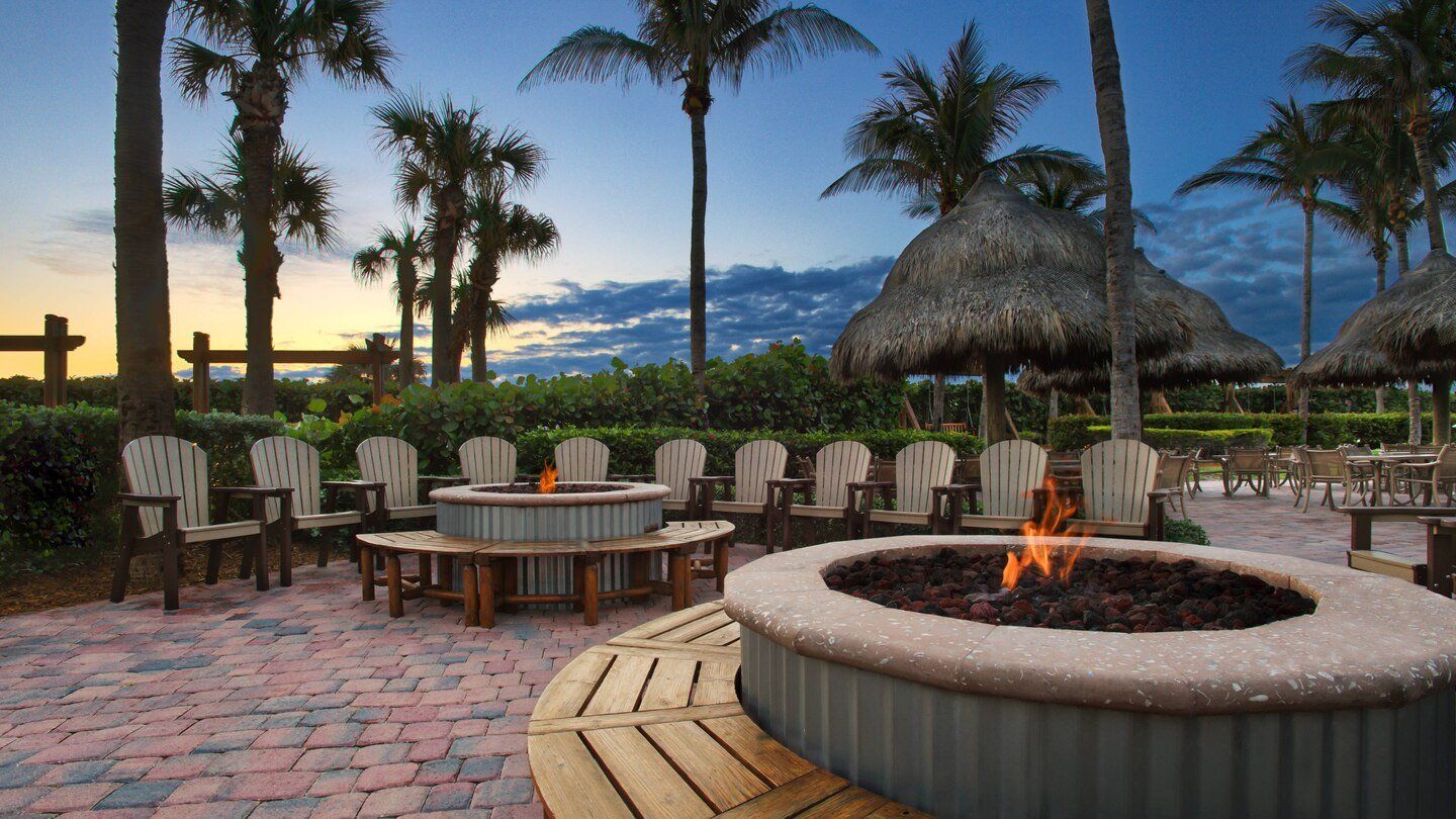 Marriott-Tiki-Umbrellas
