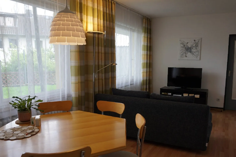 Das Bild zeigt das Wohnzimmer und Esszimmer der Ferienwohnung Rüdesheim am Rhein