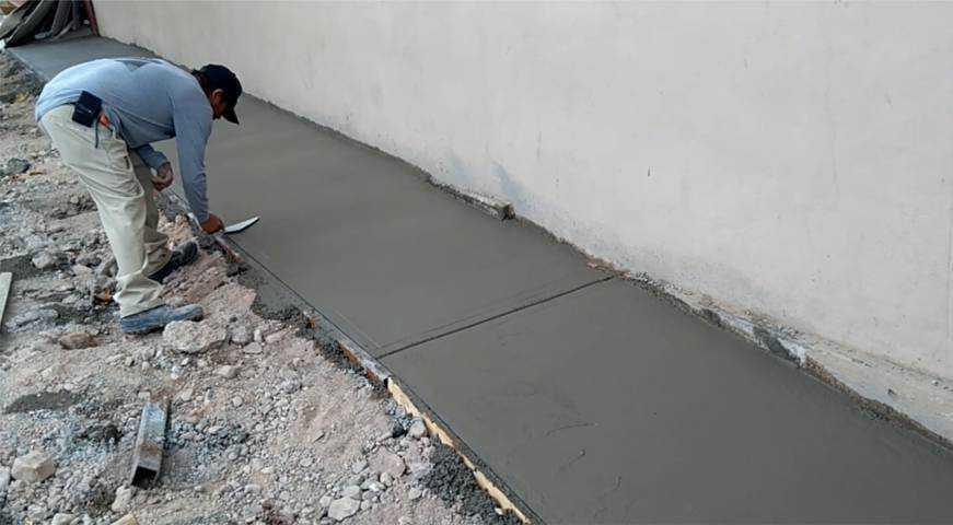 ¿Qué grosor debe tener una banqueta de concreto?