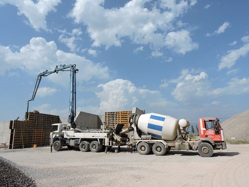 ¿Cómo se coloca el concreto dentro del equipo de bombeo?