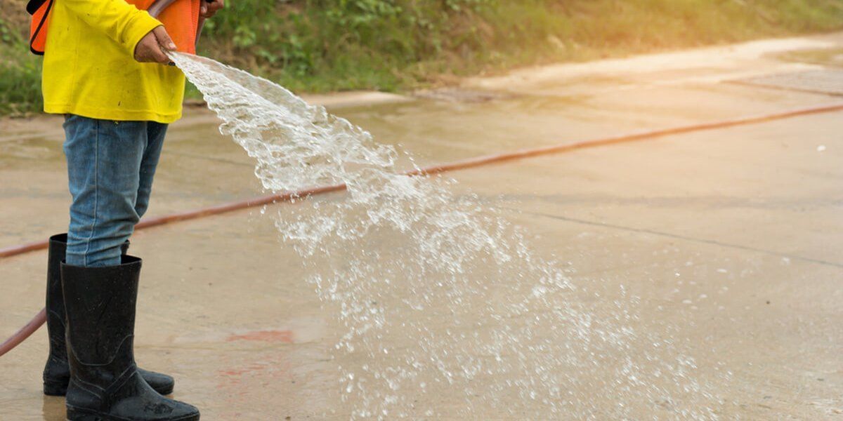 Por esta razon debes mojar el cemento, curado de concreto