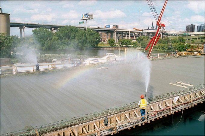 ¿Cuántos días se debe mojar o curar el concreto después de vaciado?