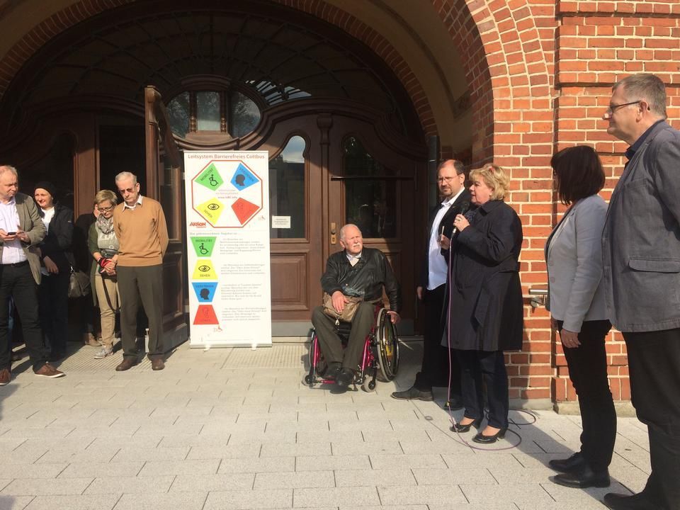 Bild von der Übergabe des Signets vor dem Stadthaus