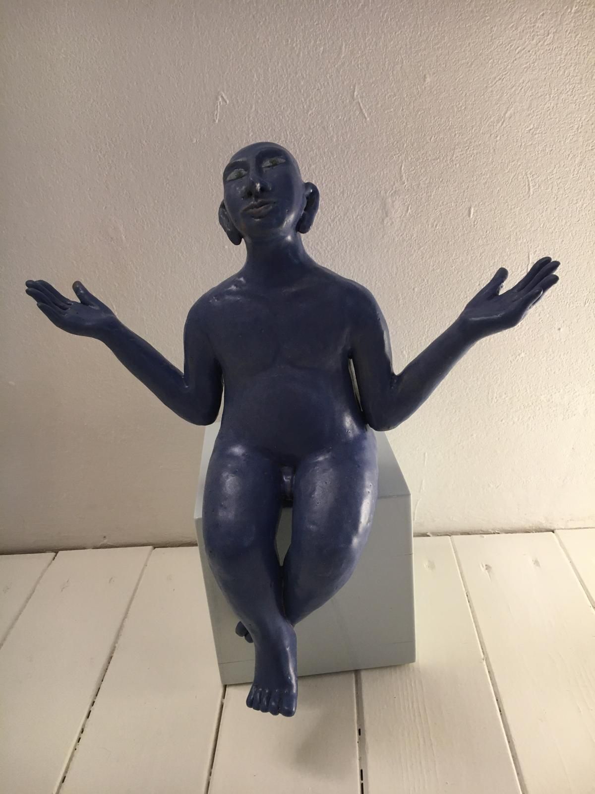 Skulptur mit offenen, einladenden Armen im Coaching-Raum