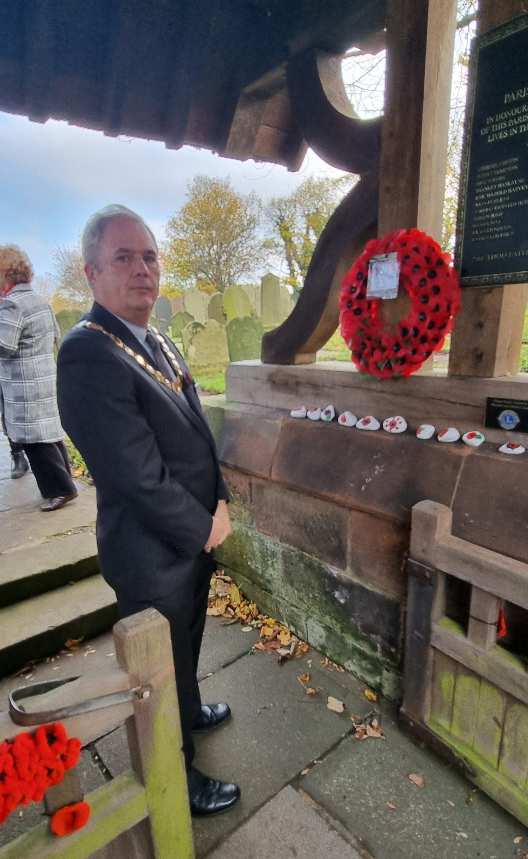 Councillor Alan Todd laying wreath