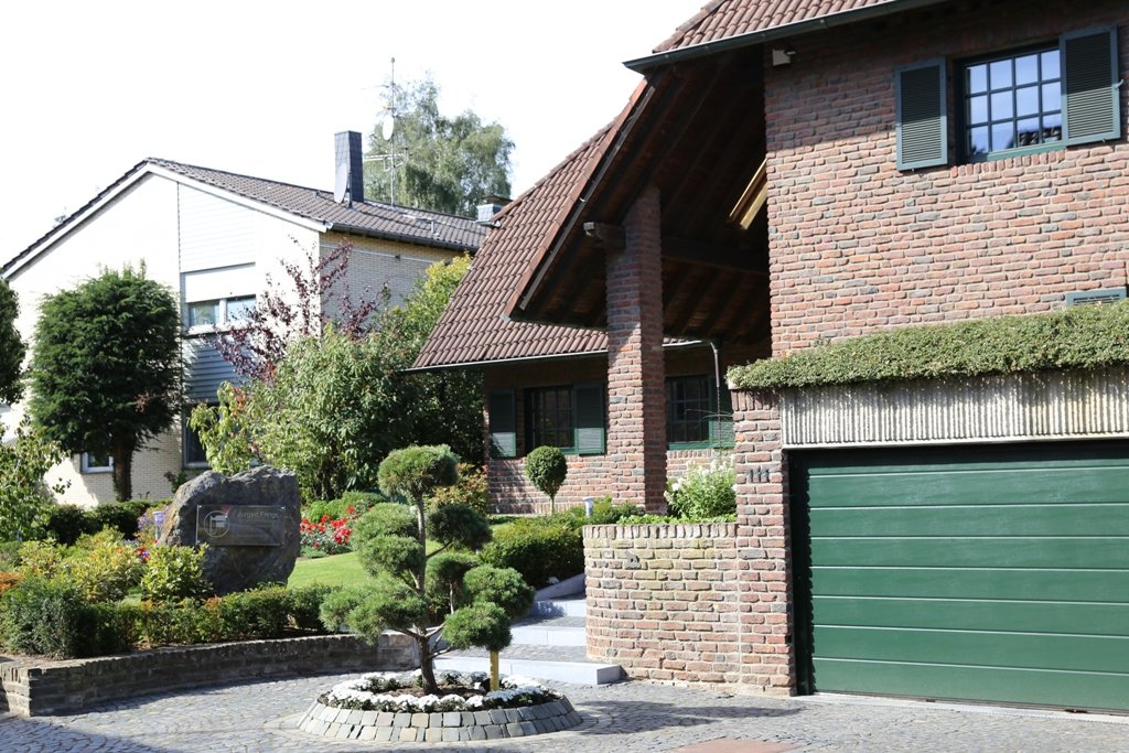 Parken vor dem Haus! Besuchen Sie uns im Büro!