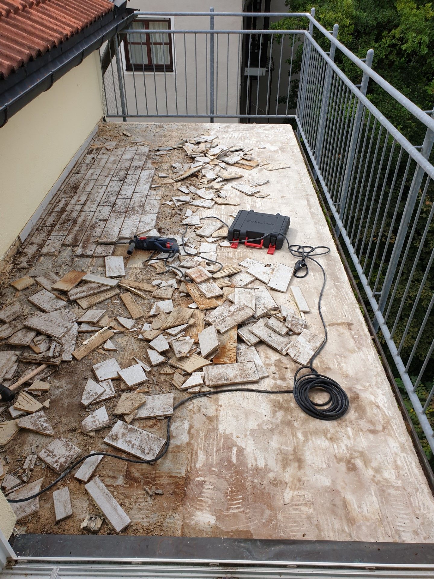 Fliesenverlegung auf Balkon – Fliesenleger Fachbetrieb DerFliesling München
