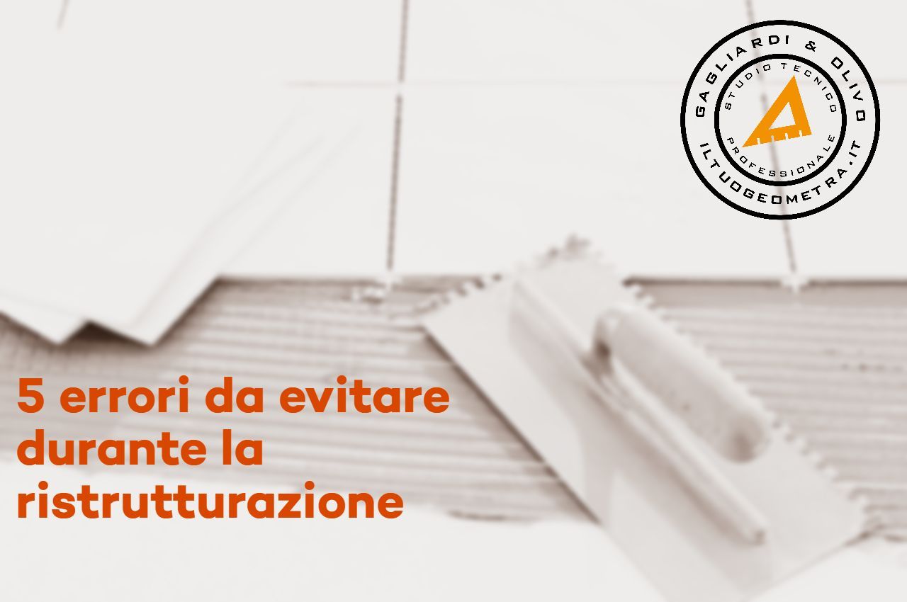 Primo piano di una cazzuola appoggiata su piastrelle in posa, con il titolo ‘5 errori da evitare